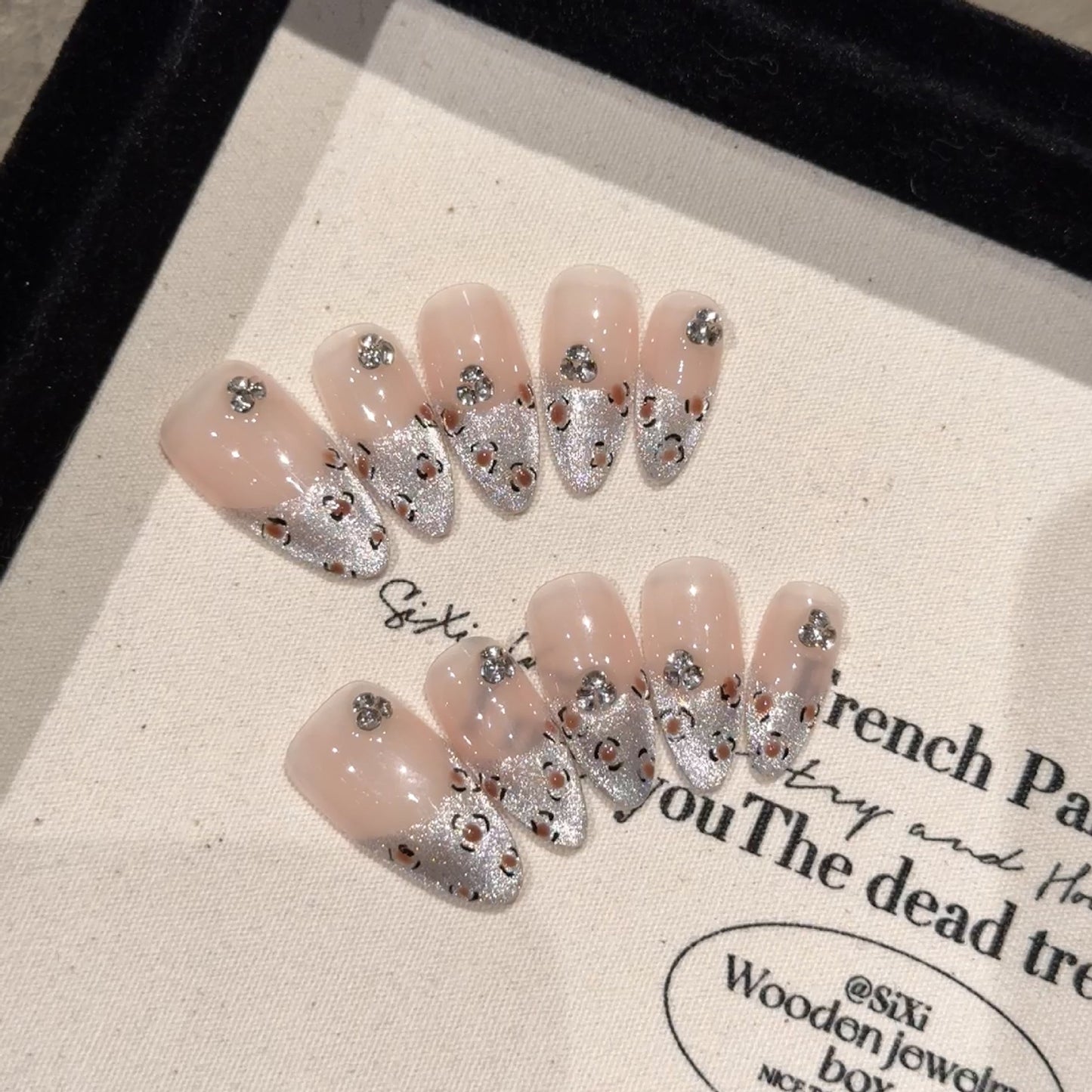 Becoming Rich’ press-on nails, exquisite craftsmanship creates wealth nail art.